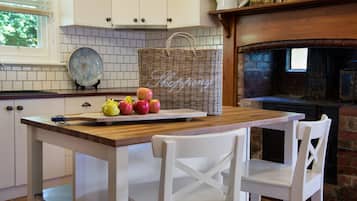 House, 4 Bedrooms | Private kitchen | Full-size fridge, microwave, oven, stovetop