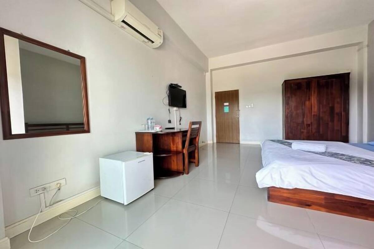 Desk, blackout drapes, WiFi (free), bed sheets
