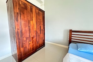 Desk, blackout curtains, free WiFi, bed sheets - Tara Apartment (Surat Thani)