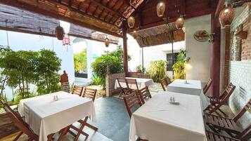 Daily cooked-to-order breakfast (VND 75000 per person)