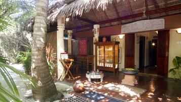 Couples treatment room(s), deep-tissue massages, prenatal massages