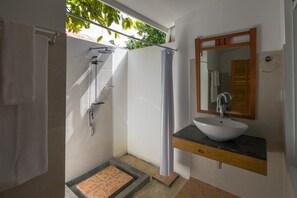 Dusche, kostenlose Toilettenartikel, Haartrockner, Handtücher