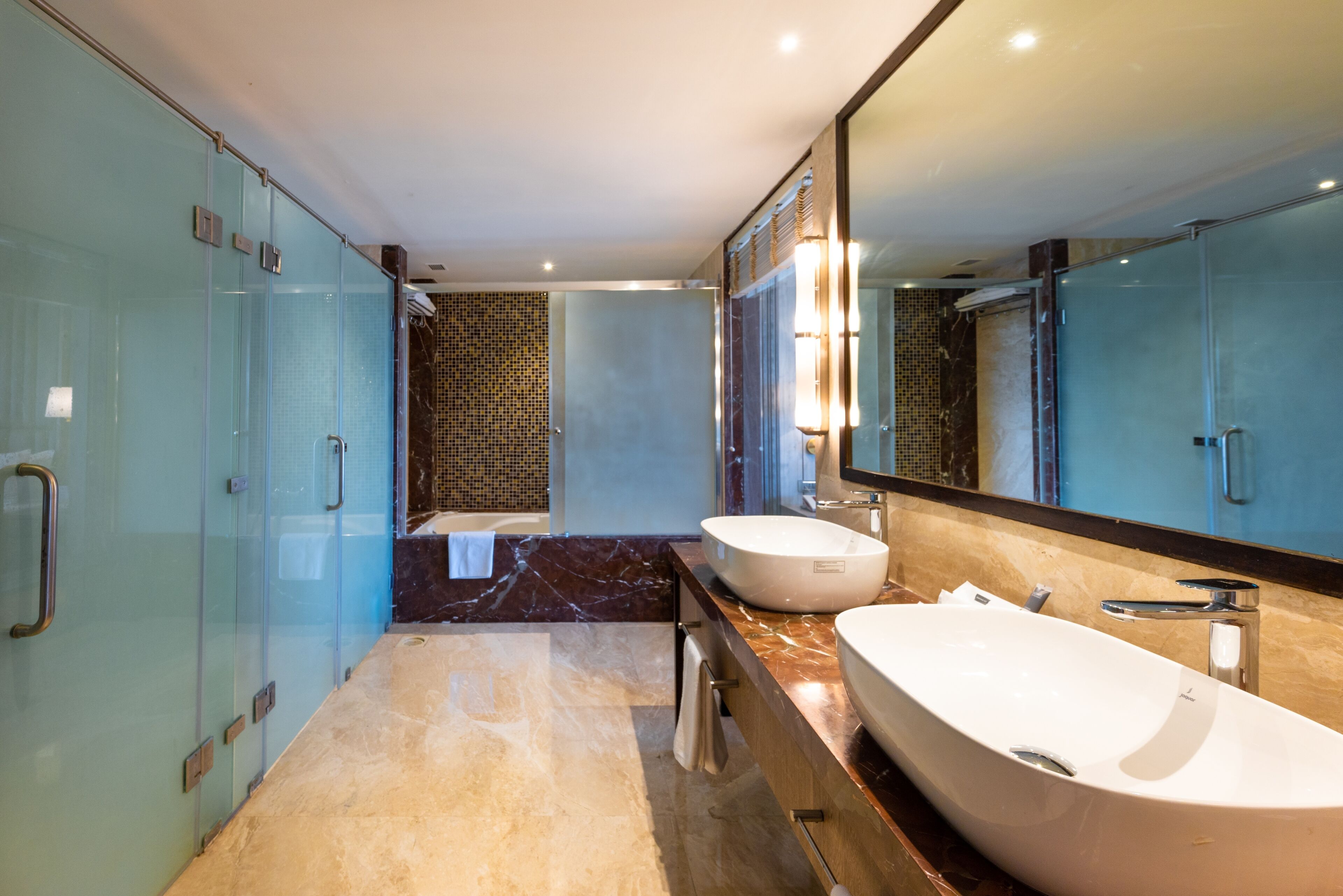 express suite (spacious room, bath tub) | bathroom | free toiletries, hair dryer, slippers, towels