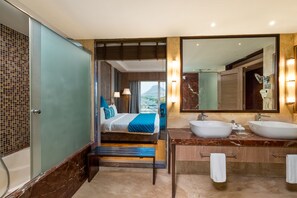 Express Suite (Spacious Room, Bath Tub) | Badeværelse | Gratis toiletartikler, hårtørrer, hjemmesko, håndklæder