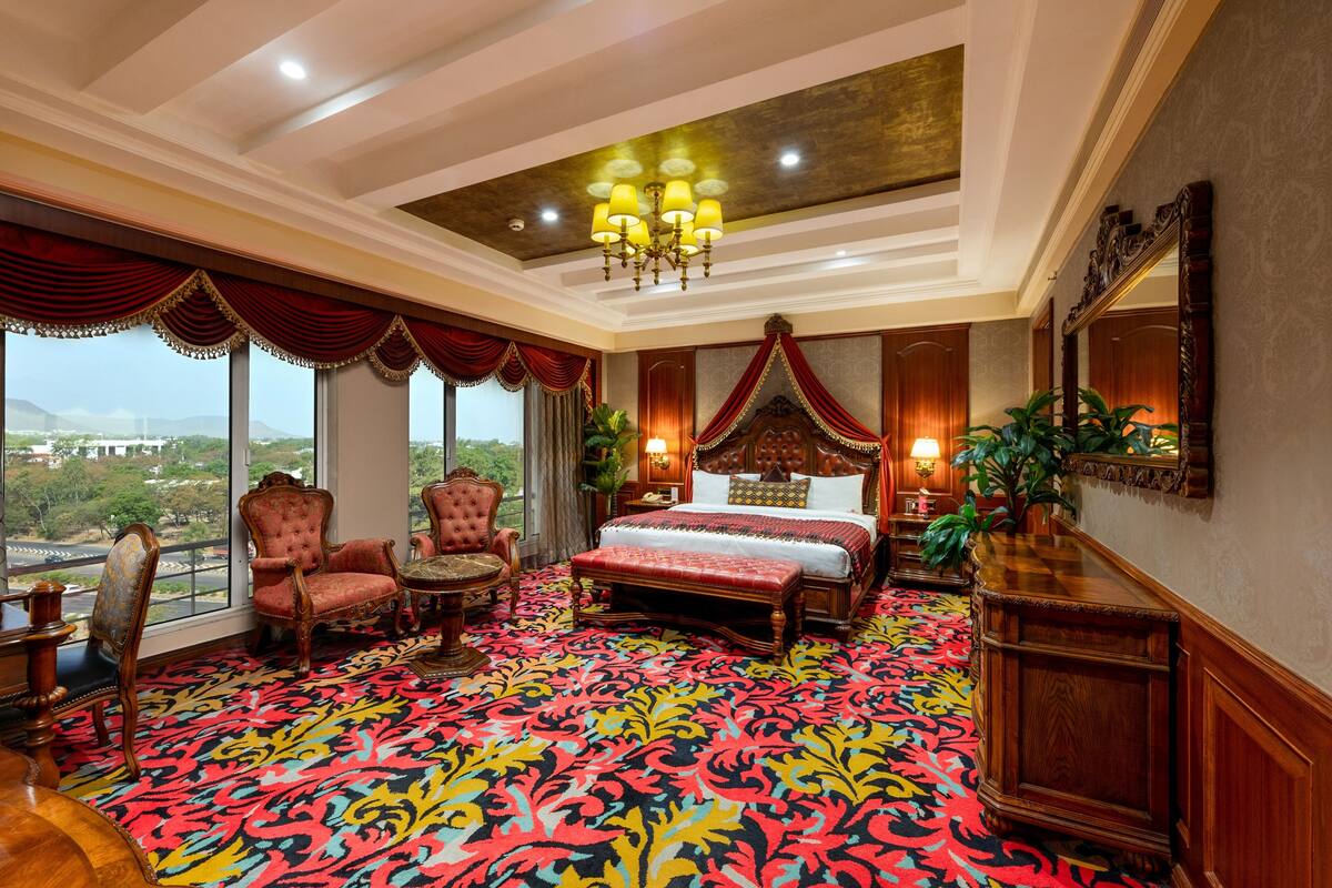 chairman suite (luxurious, top floor, bathtub, steam, jacuzzi) | 1 bedroom, egyptian cotton sheets, premium bedding, down duvets