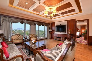 Chairman Suite (Luxurious, Top Floor, Bathtub, Steam, Jacuzzi) | Egyptian cotton sheets, premium bedding, down comforters