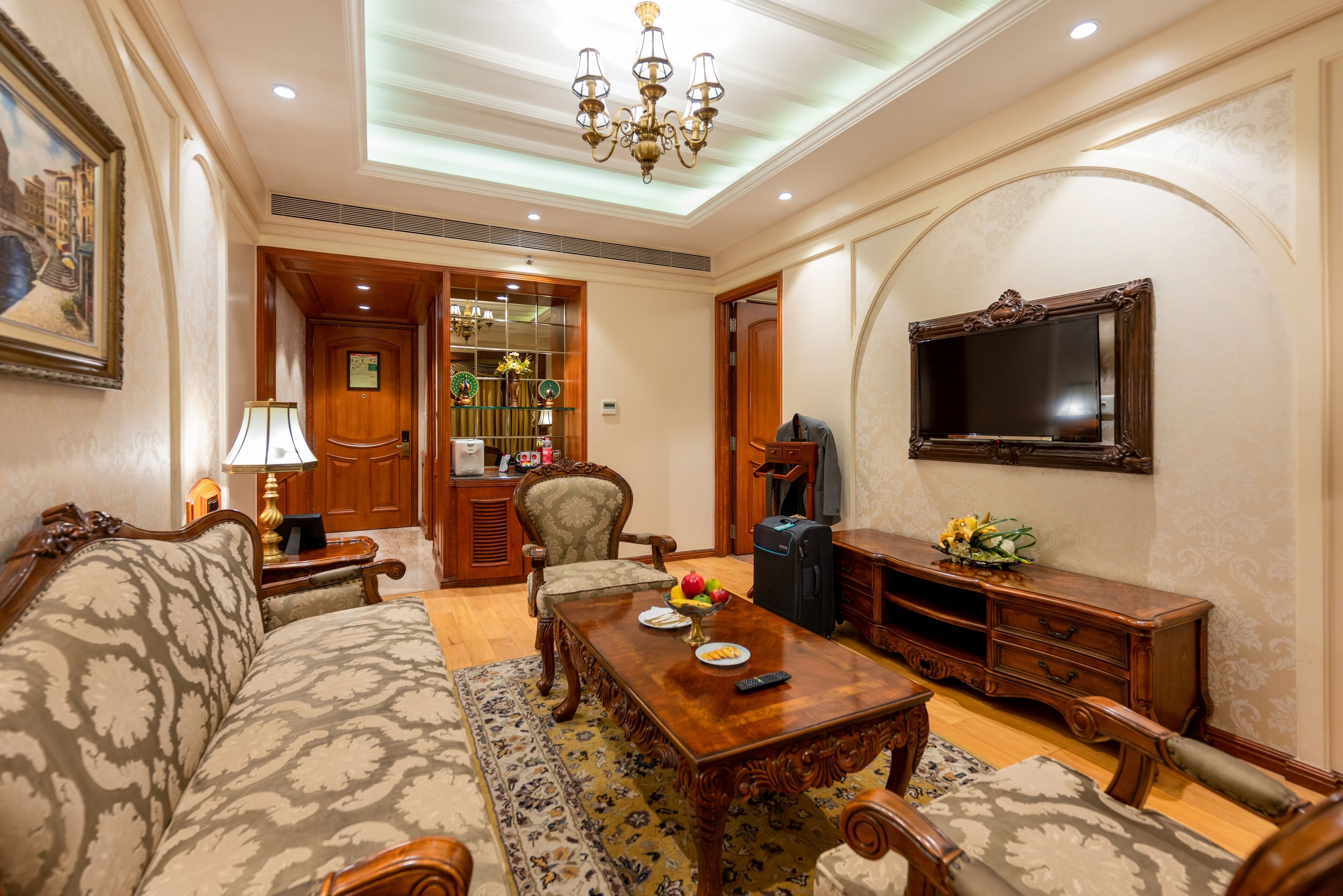 suite room (lavish interior, spacious living room, bathtub) | living room