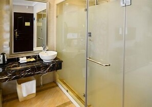 Douche, articles de toilette gratuits, peignoirs, chaussons