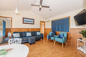 Vila, vista para o lago | Sala de estar | TV de tela plana, DVD player