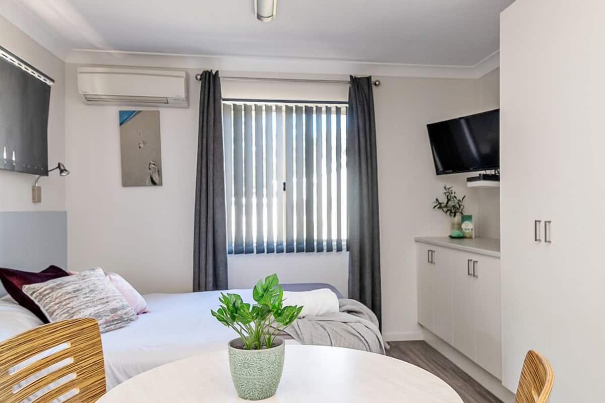 1 habitación, tabla de planchar con plancha y wifi gratis 