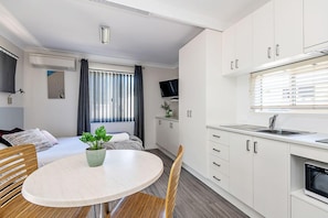 Cabaña (Sandpiper-Triple Bunk) | Cocina privada | Refrigerador, microondas, parrilla de estufa y cafetera y tetera