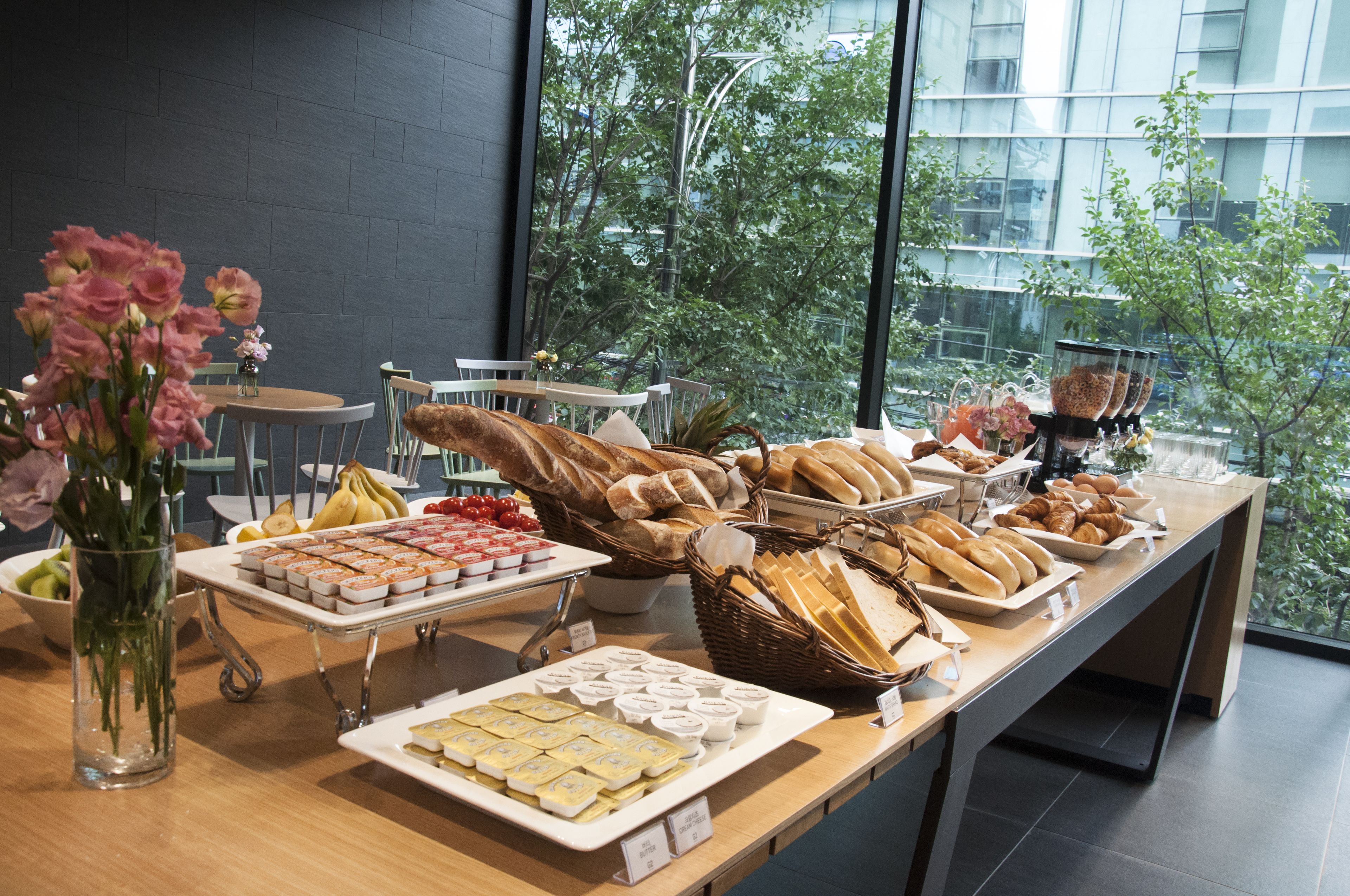 daily buffet breakfast (krw 27500 per person)