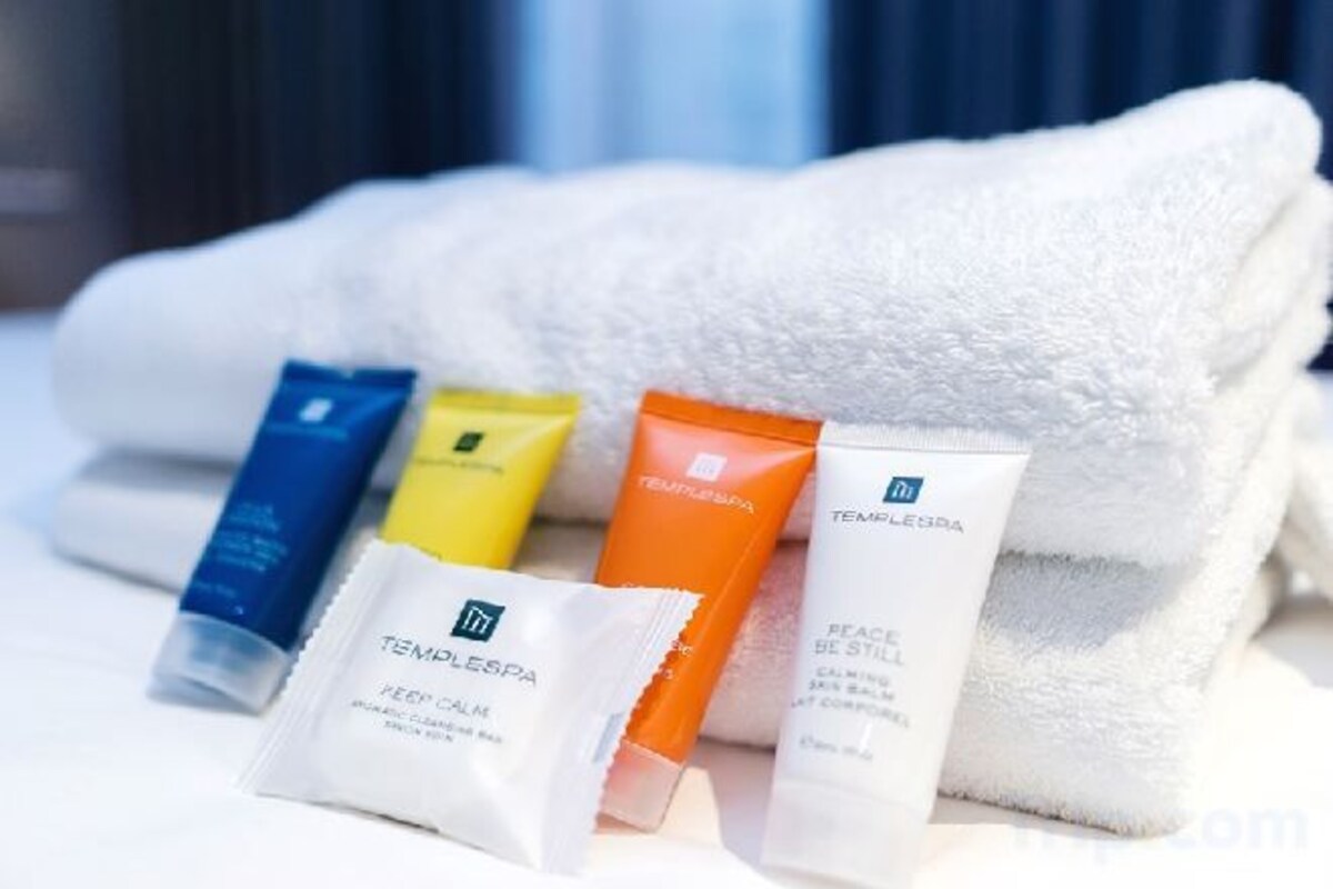 Shower, hair dryer, bathrobes, slippers