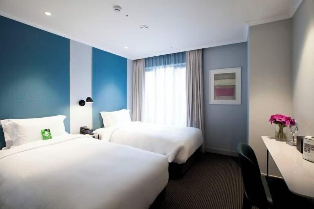 1 bedroom, in-room safe, desk, blackout curtains