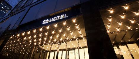 Depan hartanah - siang/malam