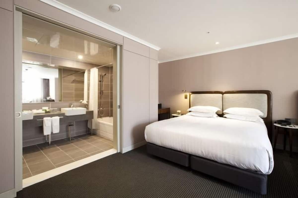 1 bedroom, in-room safe, desk, blackout curtains