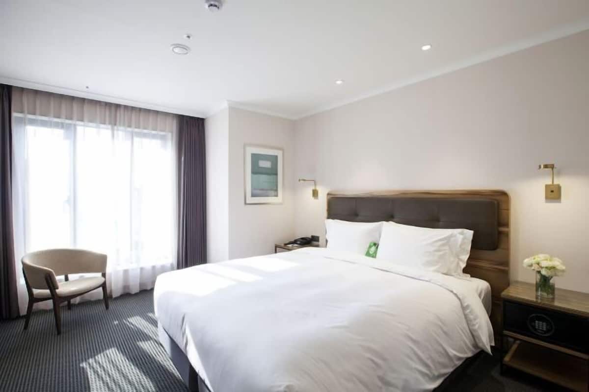 1 bedroom, in-room safe, desk, blackout curtains