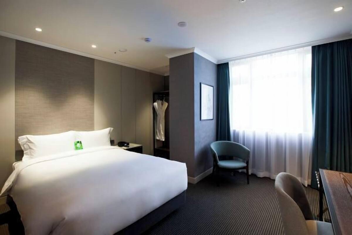 In-room safe, desk, blackout drapes, soundproofing