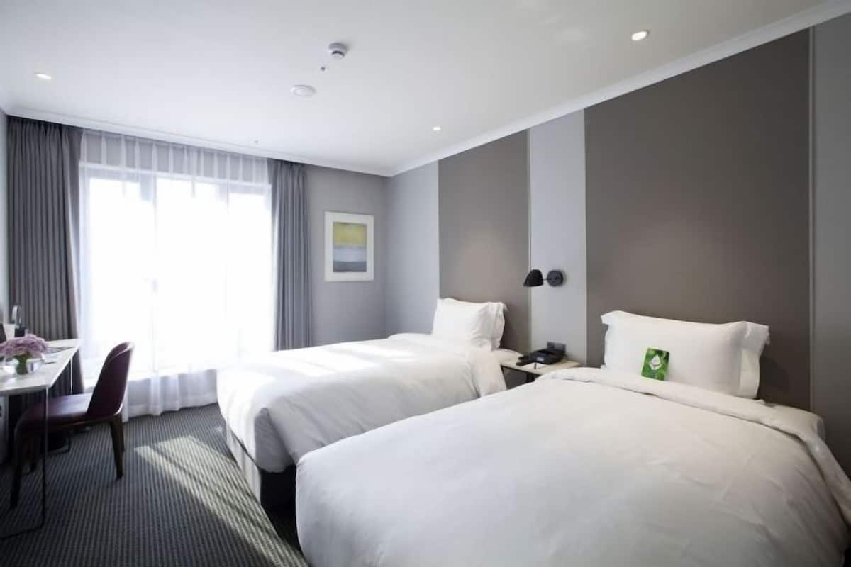 1 bedroom, in-room safe, desk, blackout curtains