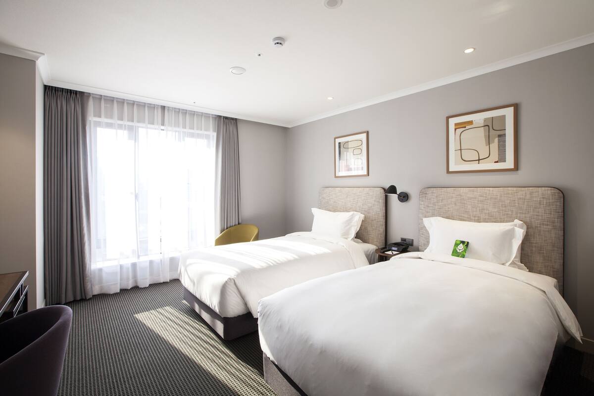 Deluxe Twin Room | In-room safe, desk, blackout drapes, soundproofing