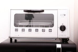 Ein Küchengerät mit vielfältigen Zubereitungsoptionen, darunter Toasten, Grillen und Backen.