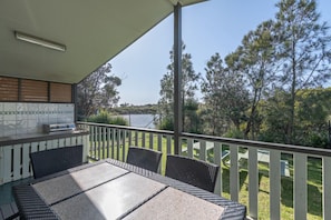 Seaspray | Premium bedding, iron/ironing board, WiFi - Holiday Haven Currarong (Currarong)