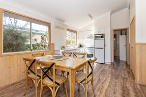 Osprey Cabin | In-room dining - Holiday Haven Culburra Beach (Culburra Beach)