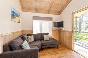 Ferienhütte, 2 Schlafzimmer (Ibis Cabin - Queen + Tri-bunk) | Wohnbereich