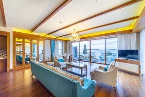 Maldivian Villa | Oppholdsområde | En 45-tommers LCD-TV med kabel-kanaler samt TV