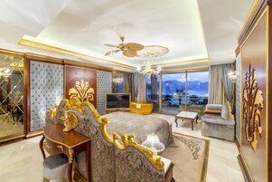 Deluxe Room, 1 Bedroom, Non Smoking, Sea View | Premium bedding, free minibar, in-room safe, soundproofing