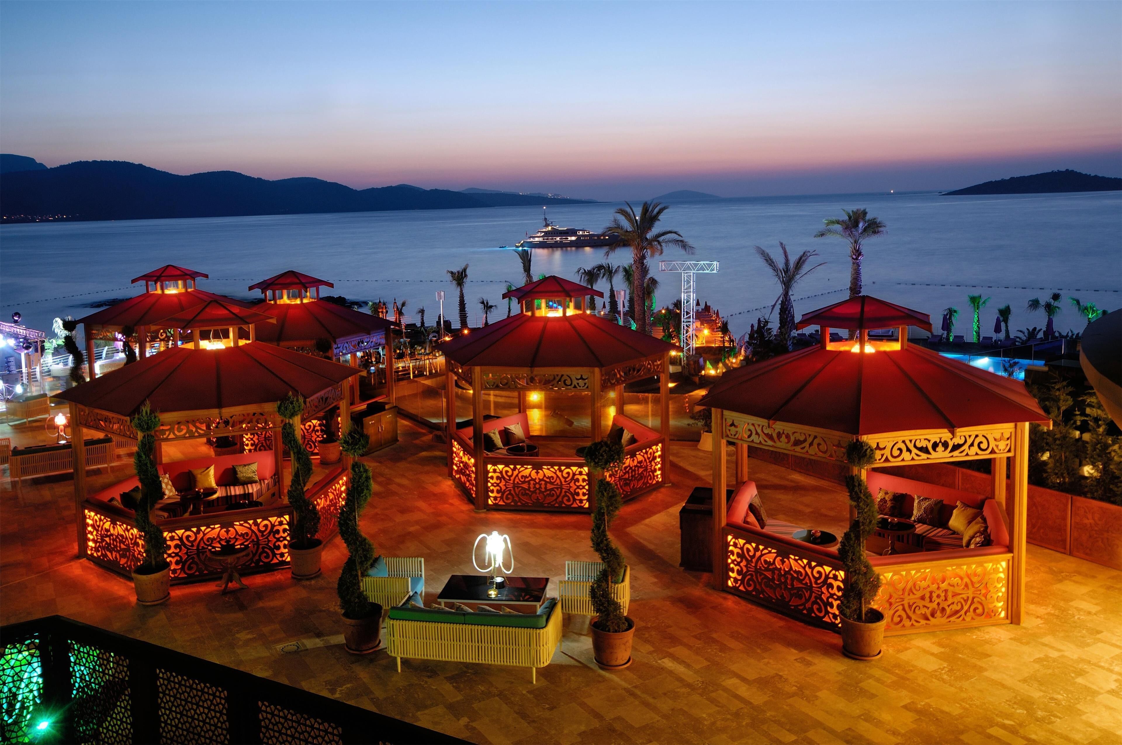 9 bars/lounges, beach bar