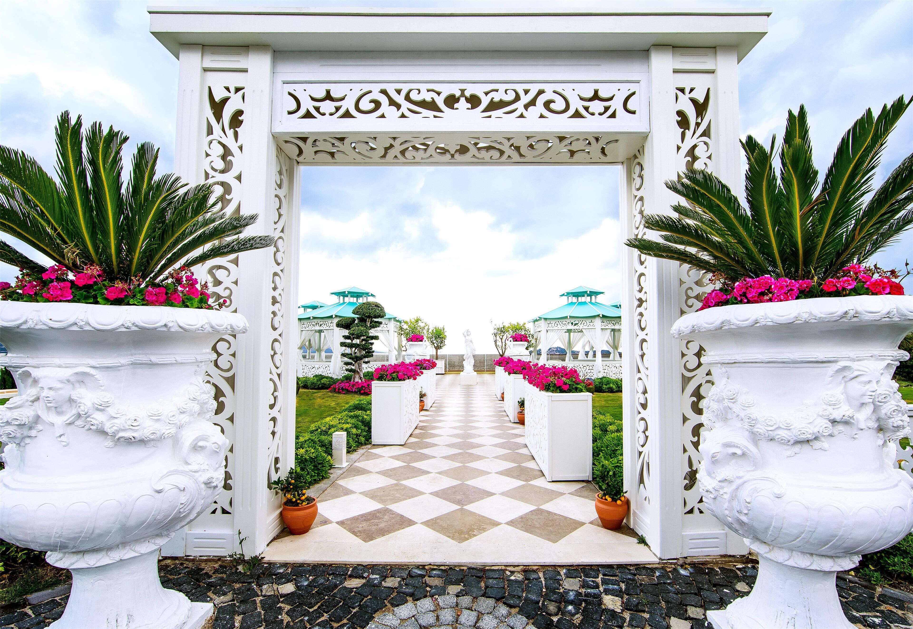 8 restaurants, breakfast, lunch served; local and international cuisine