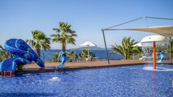 Piscine extérieure (ouverte en saison), parasols de plage