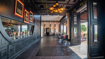 8 restaurants, breakfast, lunch served; local and international cuisine