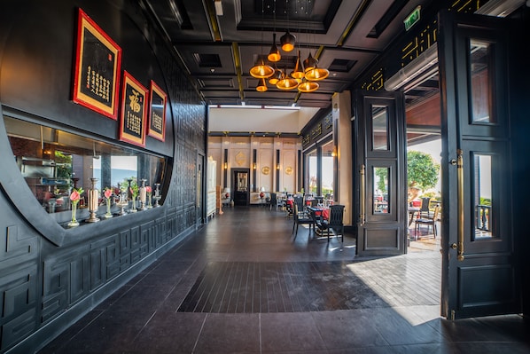 8 restaurants, spécialités Cuisine locale et internationale