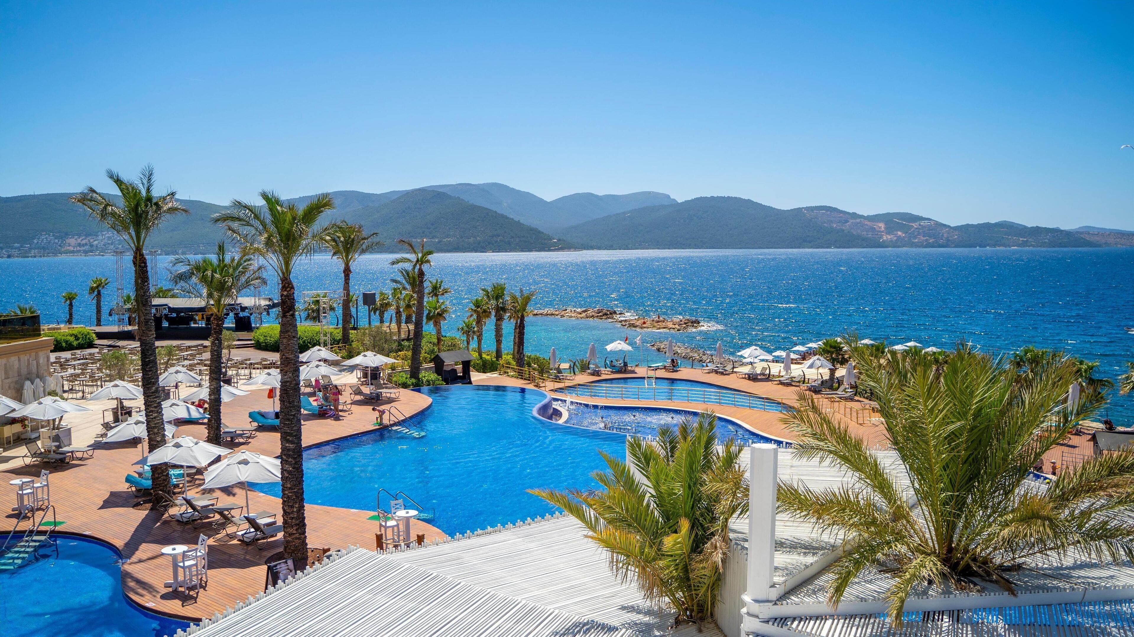 Seasonal outdoor pool, pool umbrellas, sun loungers