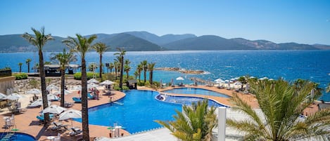 Piscine extérieure (ouverte en saison), parasols de plage