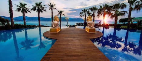 Premium bedding, free minibar, in-room safe, desk