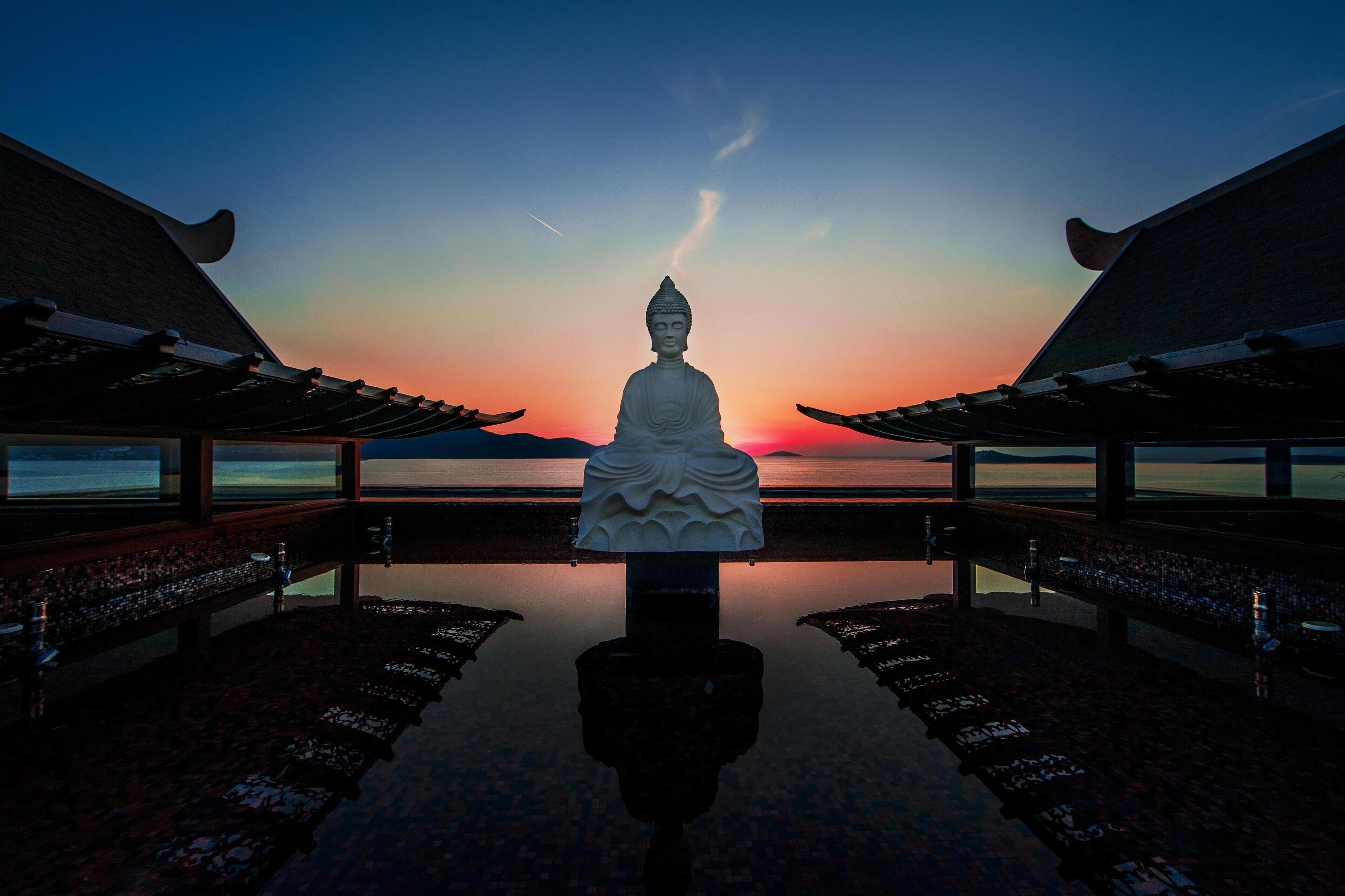 8 restaurants, breakfast, lunch served; local and international cuisine