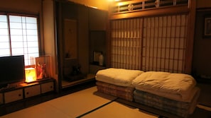 Habitación estándar, baño compartido | Escritorio, wifi gratis y ropa de cama 