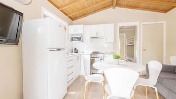 Shoalhaven Cabin (Double + Single Bunk)  | Private kitchen | Fridge, electric kettle