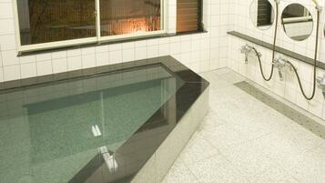 Separate tub and shower, deep soaking tub, free toiletries, hair dryer