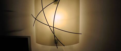 Eine wandmontierte Leuchte mit banger Glasabdeckung und schlichtem, modernem Design.