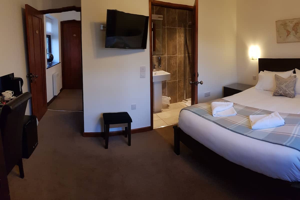 Een bureau, geluiddichte muren, wifi, beddengoed