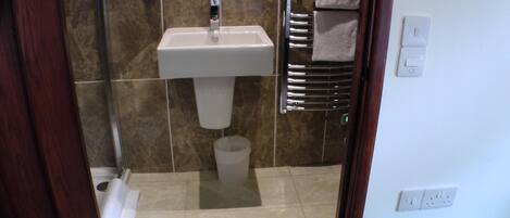 Un bagno con lavandino, specchio, portasci e water.