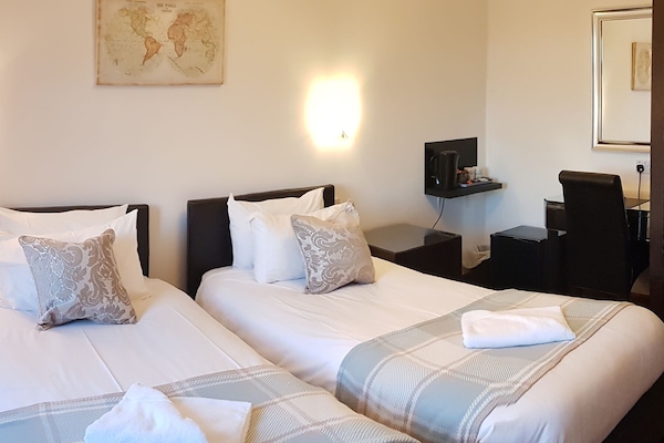 Twin Room (The Turner) | Desk, soundproofing, WiFi, bed sheets