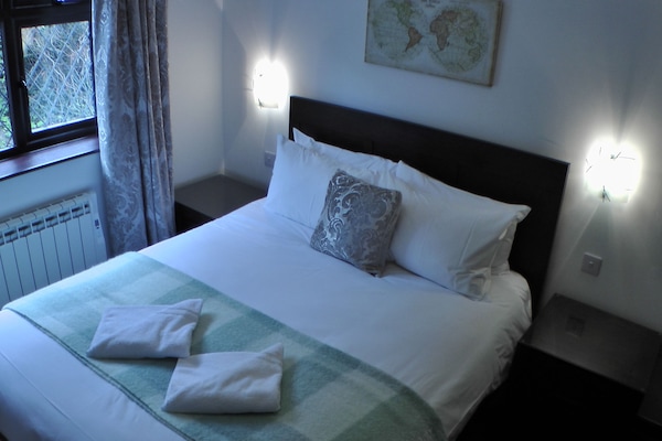 Desk, soundproofing, WiFi, bed sheets