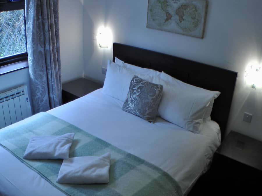 Een bureau, geluiddichte muren, wifi, beddengoed