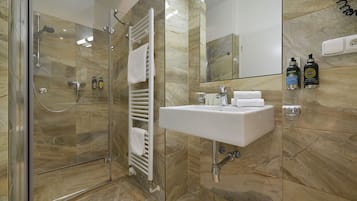 Zuhanyzó, designer piperecikkek, papucsok és törölközők