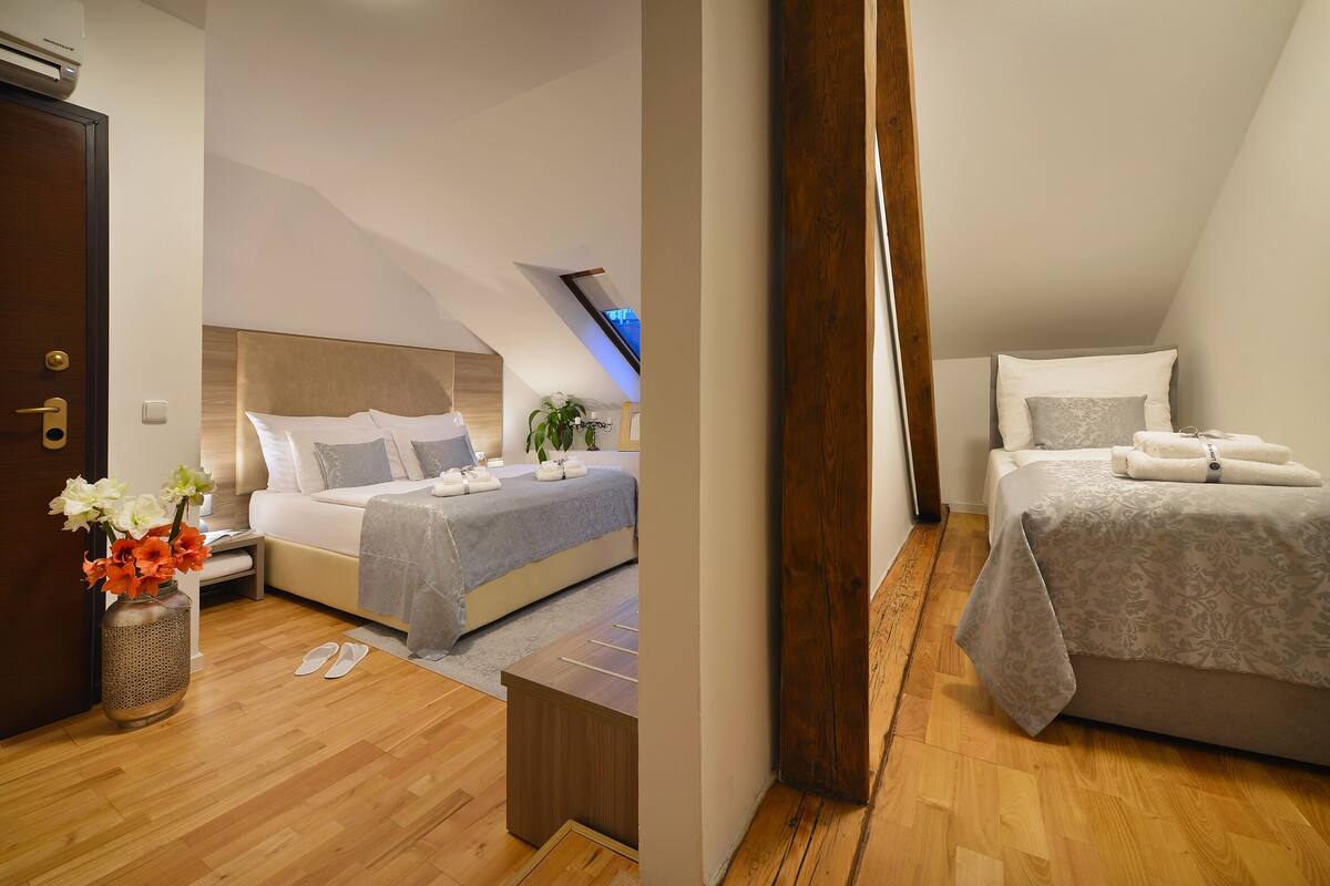 Tremannsrom – comfort, 1 soverom | Minibar, safe på rommet, skrivebord og blendingsgardiner